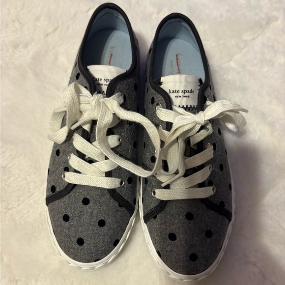 Kids Gray Polka Dot Sneaker sze 8 - Picture 2 of 8